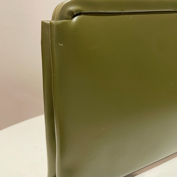 SOLD🚫Vintage 60s Pea Green Vinyl Top Handle/Clutch with Gold Tone Clasp - Picture 5 of 12